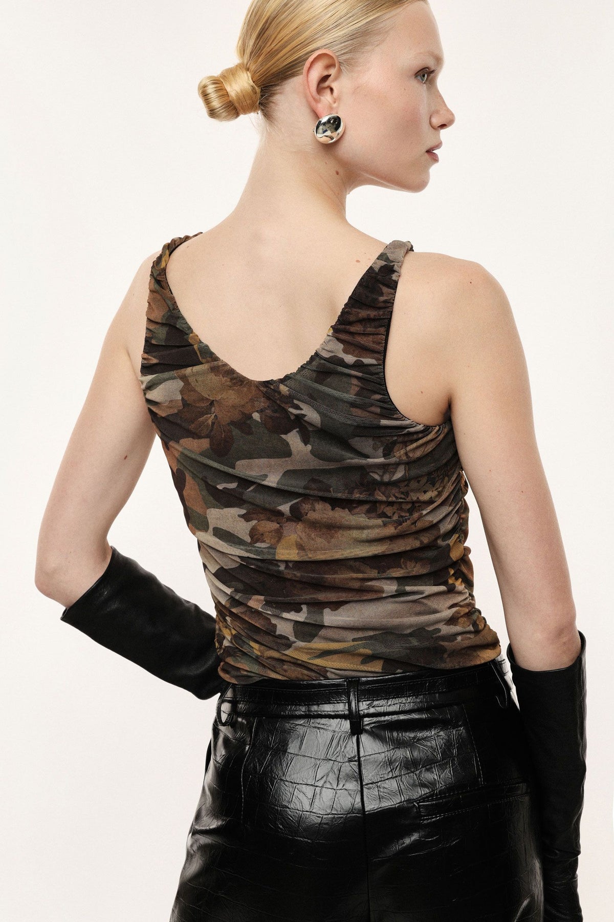 Top com alças franzidas e estampado floral