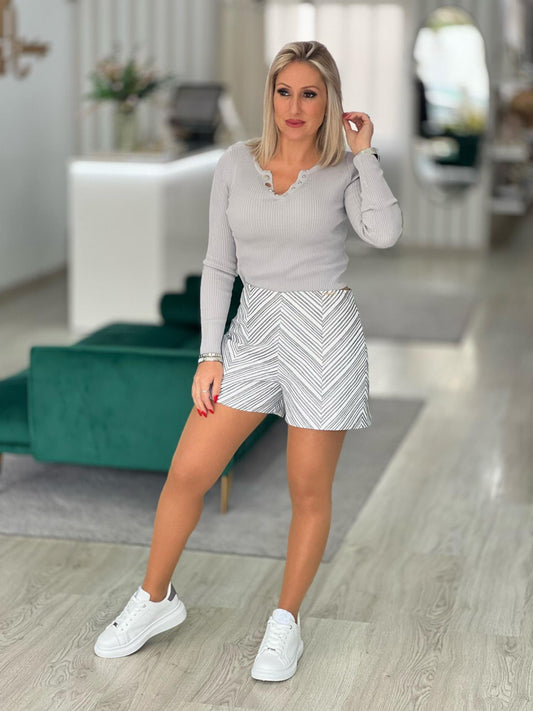 Calções curtos às riscas