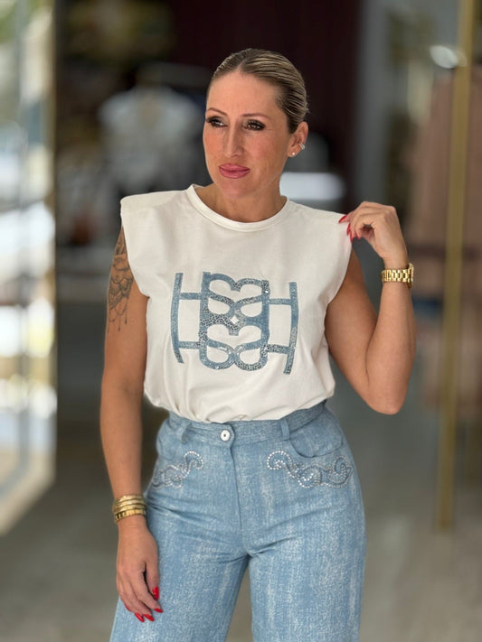 T-shirt com ombreiras