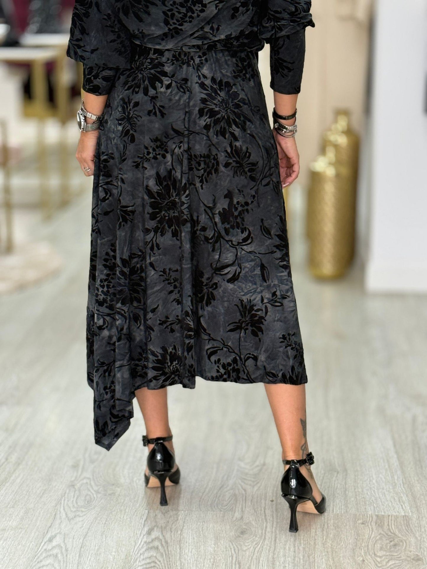 Saia Assimétrica em Veludo com Fivela