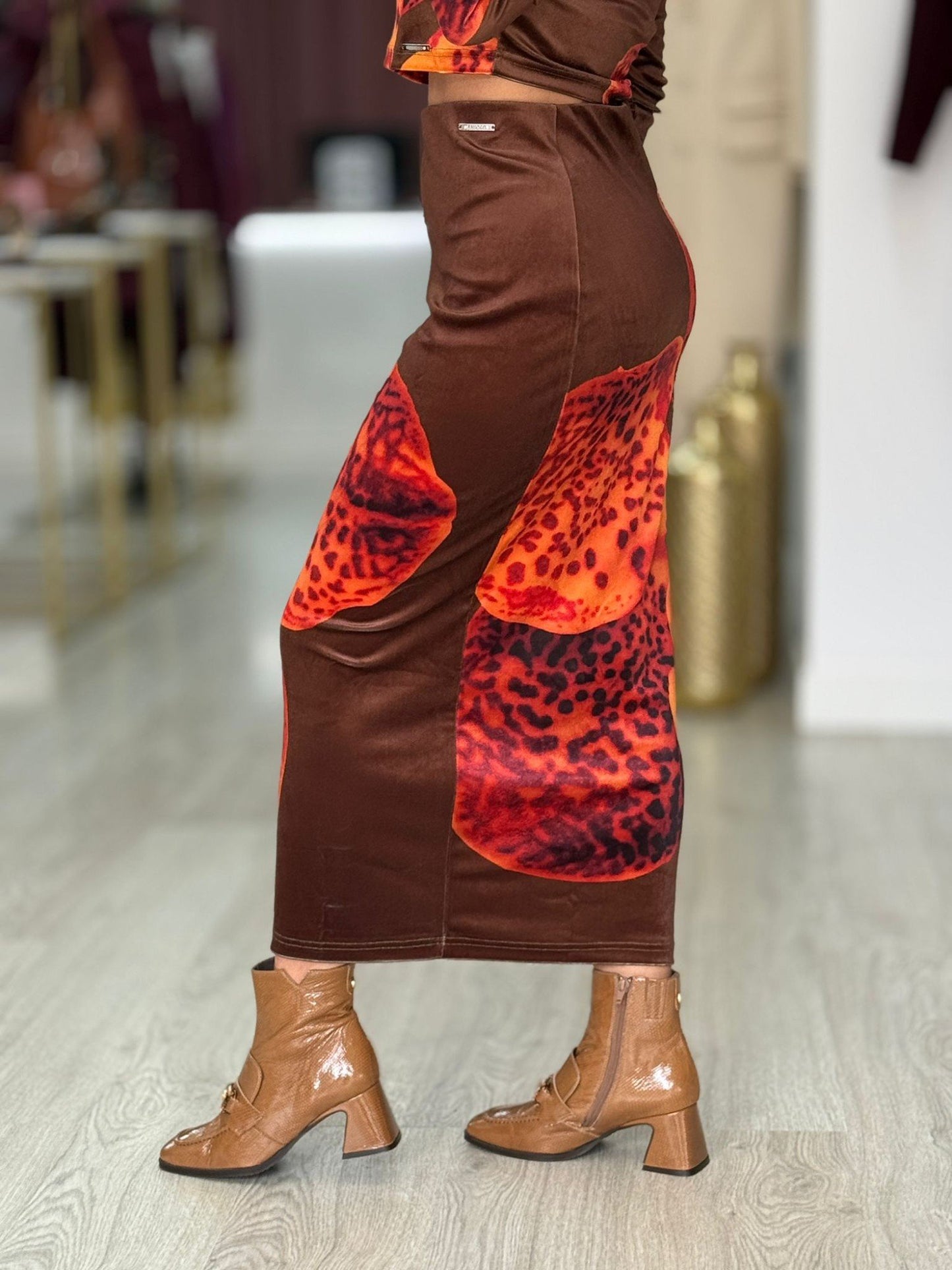 Saia Midi em Veludo com Estampa de Orquídea