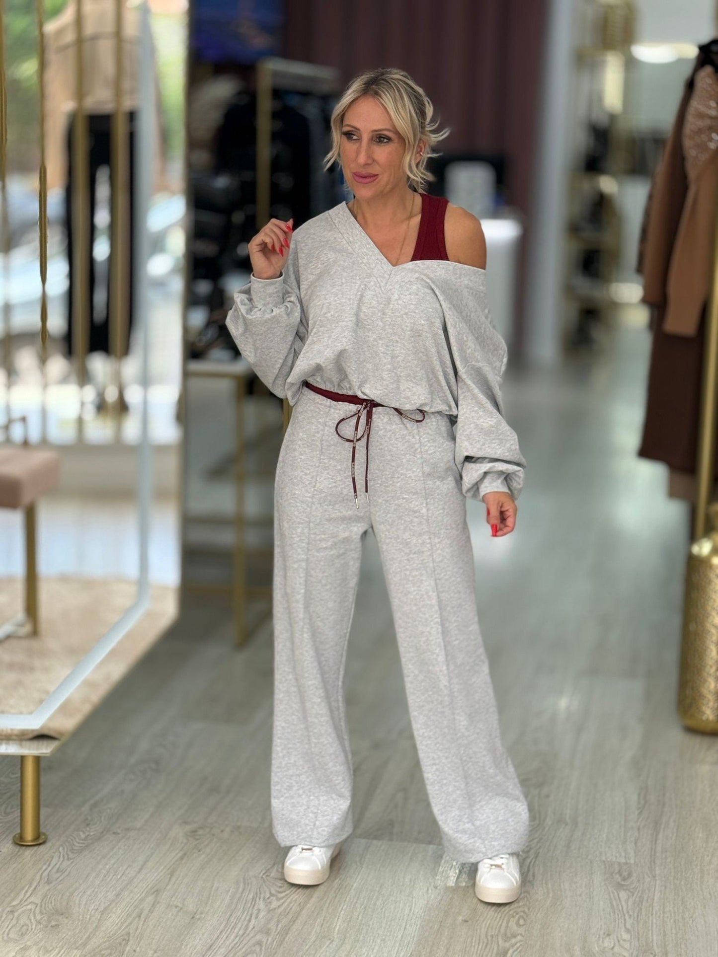 Calças jogger em cinzento claro com cintura contrastante