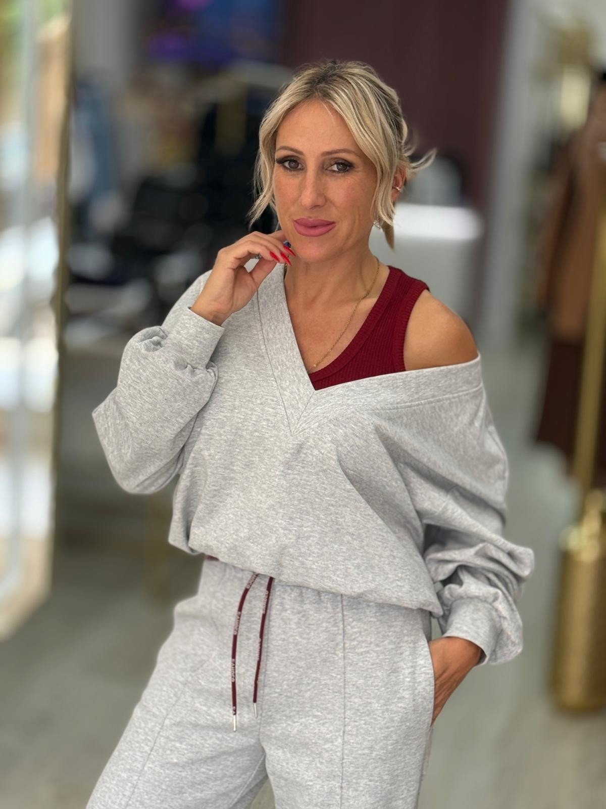 Sweatshirt cropped em cinzento com decote em V