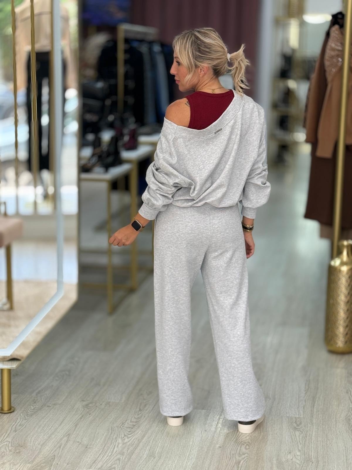 Sweatshirt cropped em cinzento com decote em V