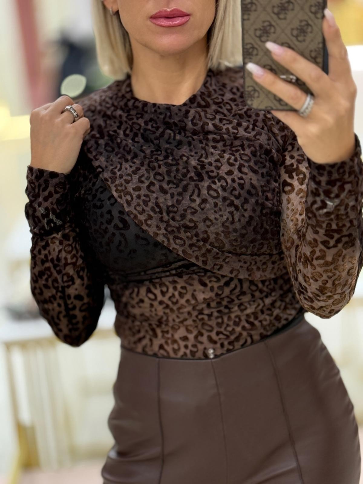 Top em veludo com padrão animal e efeito drapeado