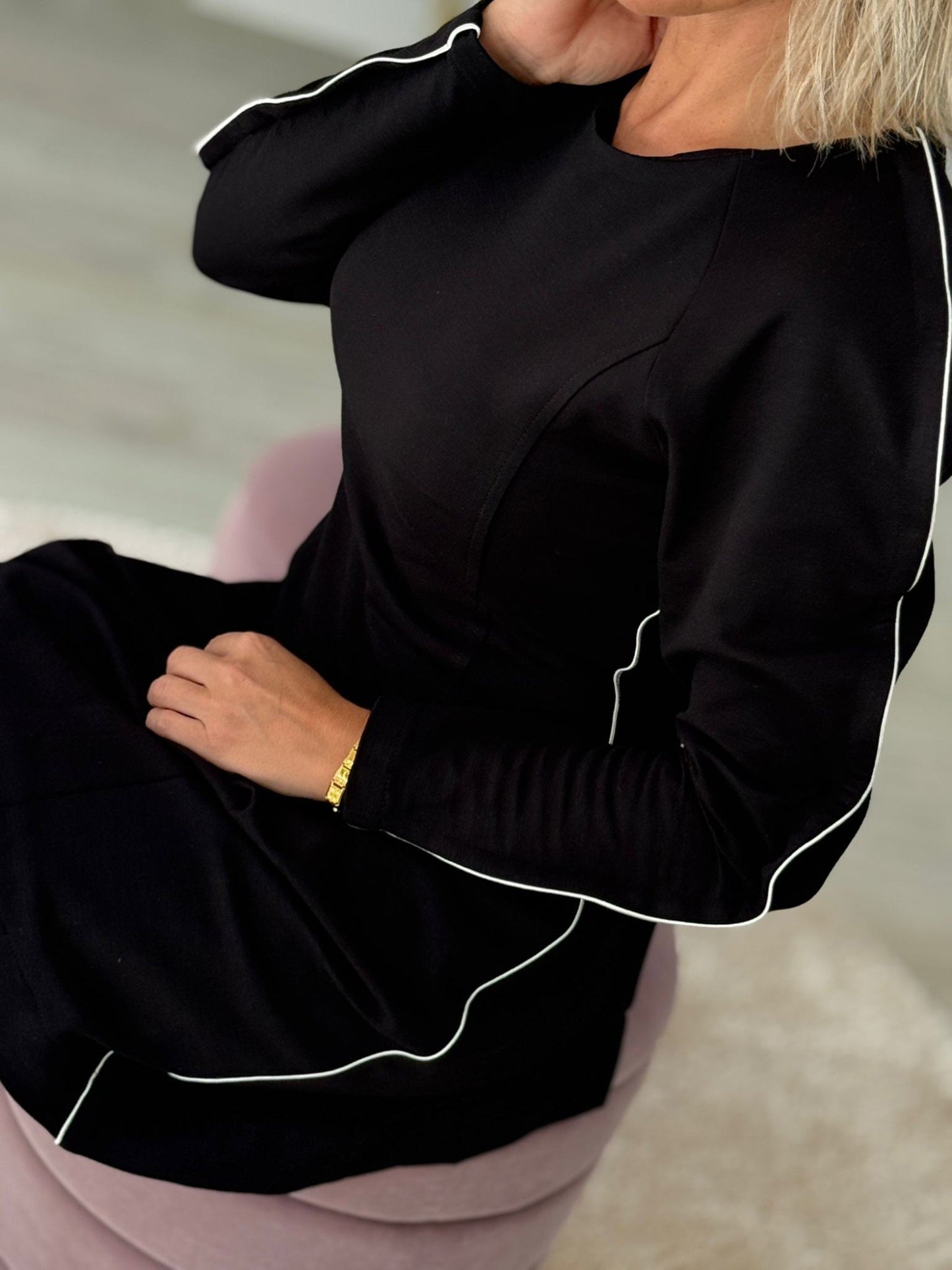 Vestido Curto com Risca nas Mangas