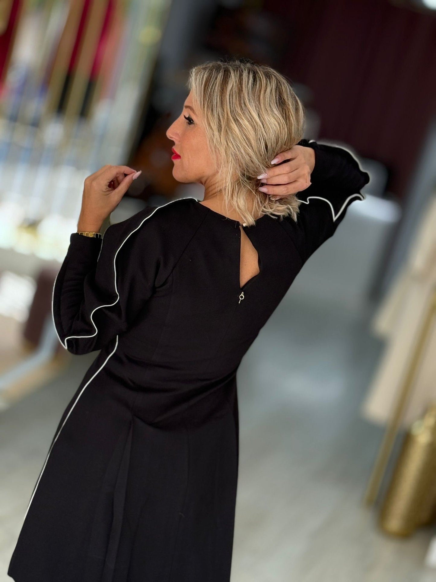 Vestido Curto com Risca nas Mangas