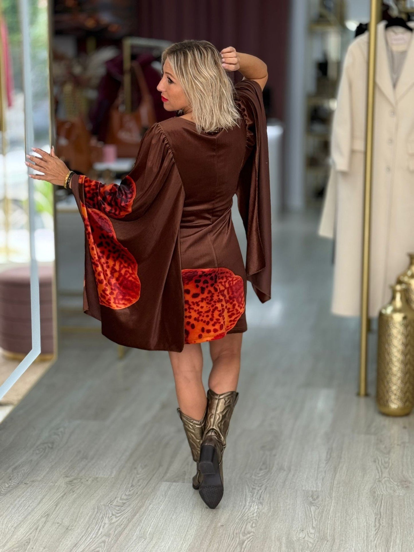 Vestido em Veludo com Estampa de Orquídea