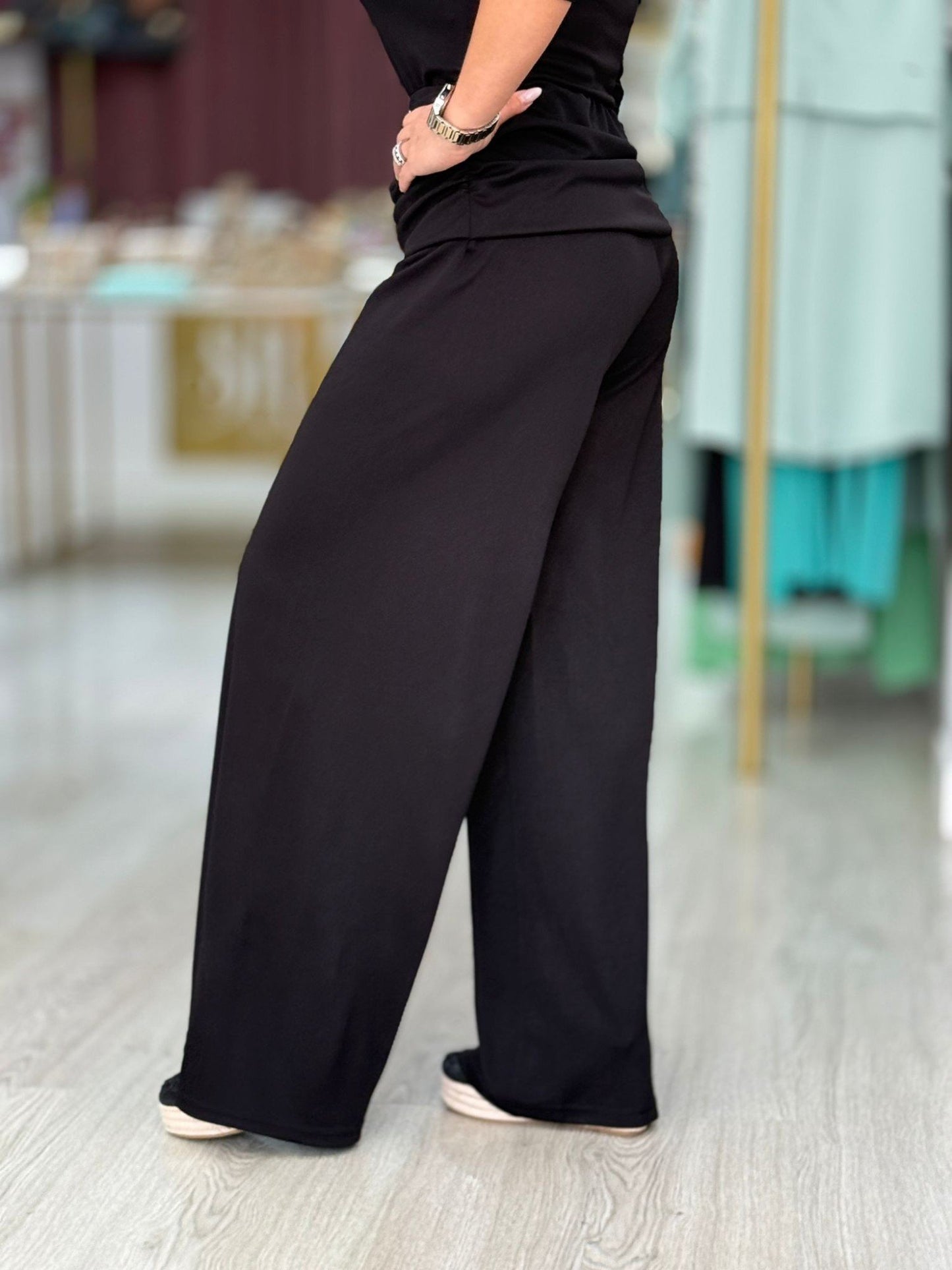 Calça com Drapeado e Fivela