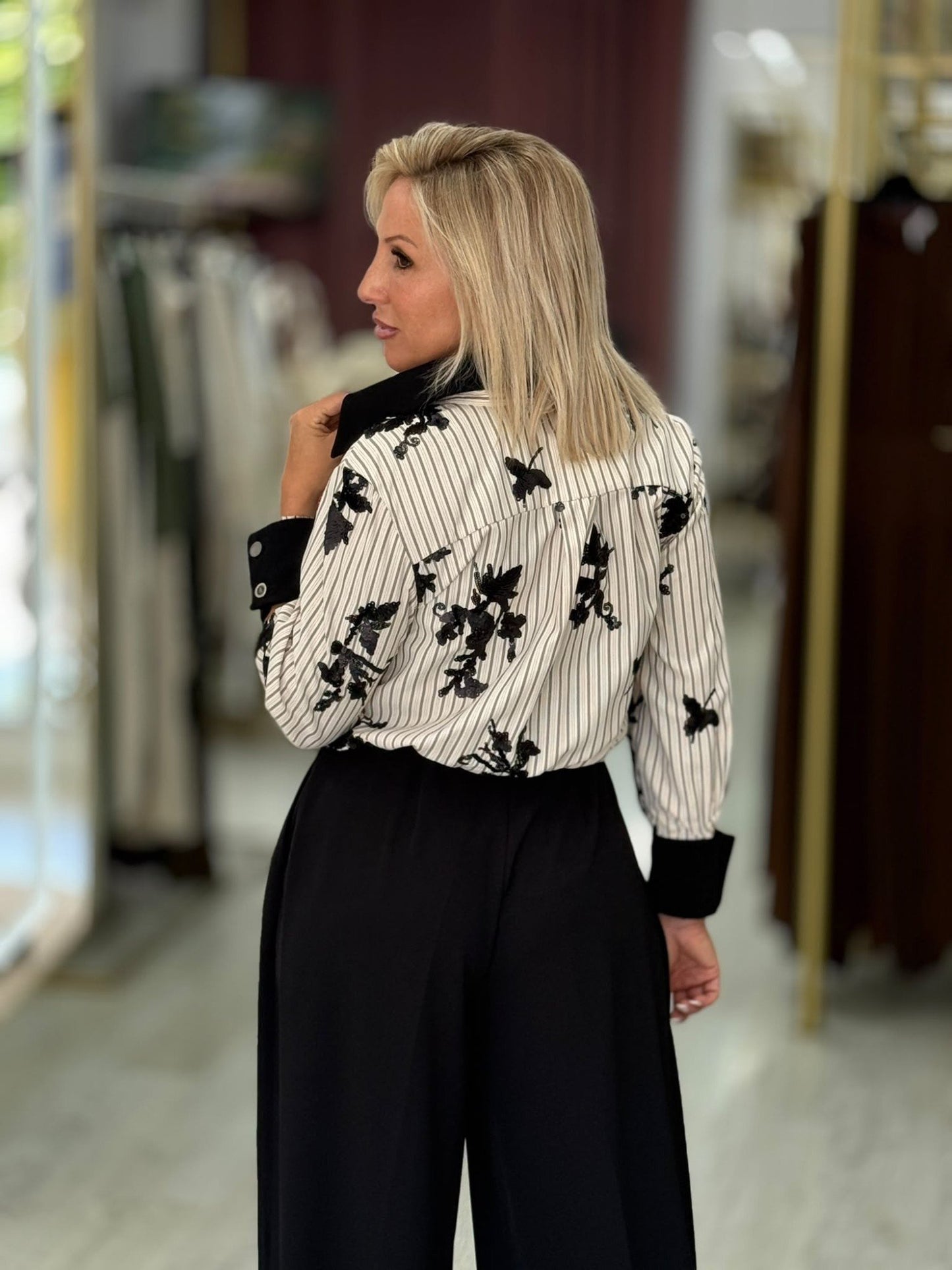 Camisa às Riscas com Bordado