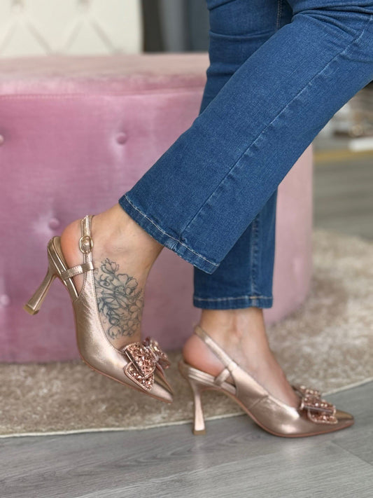 Sapato de salto alto laço