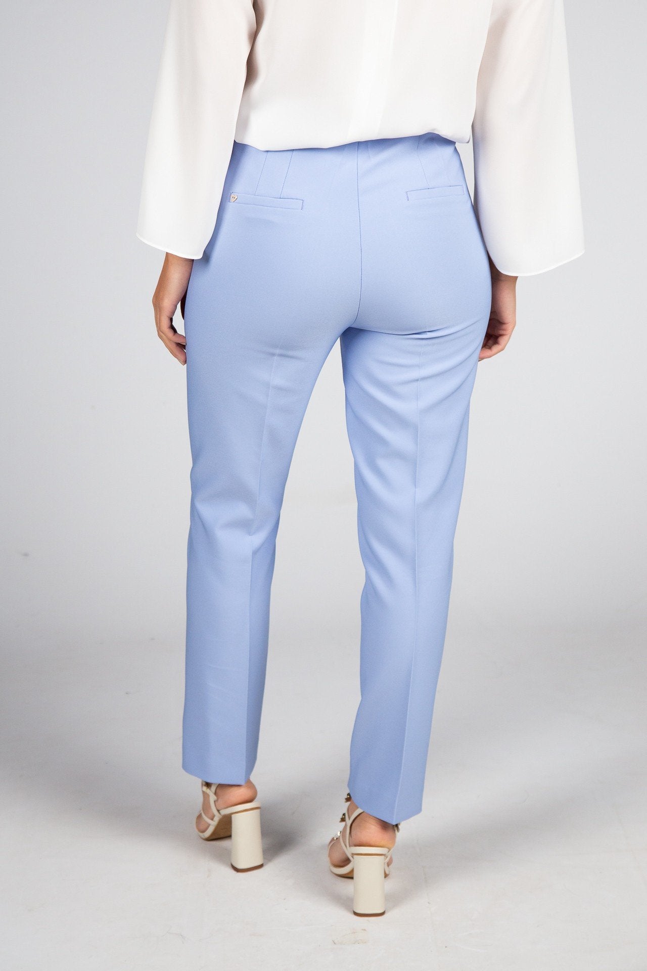 Calças azul céu corte clássico