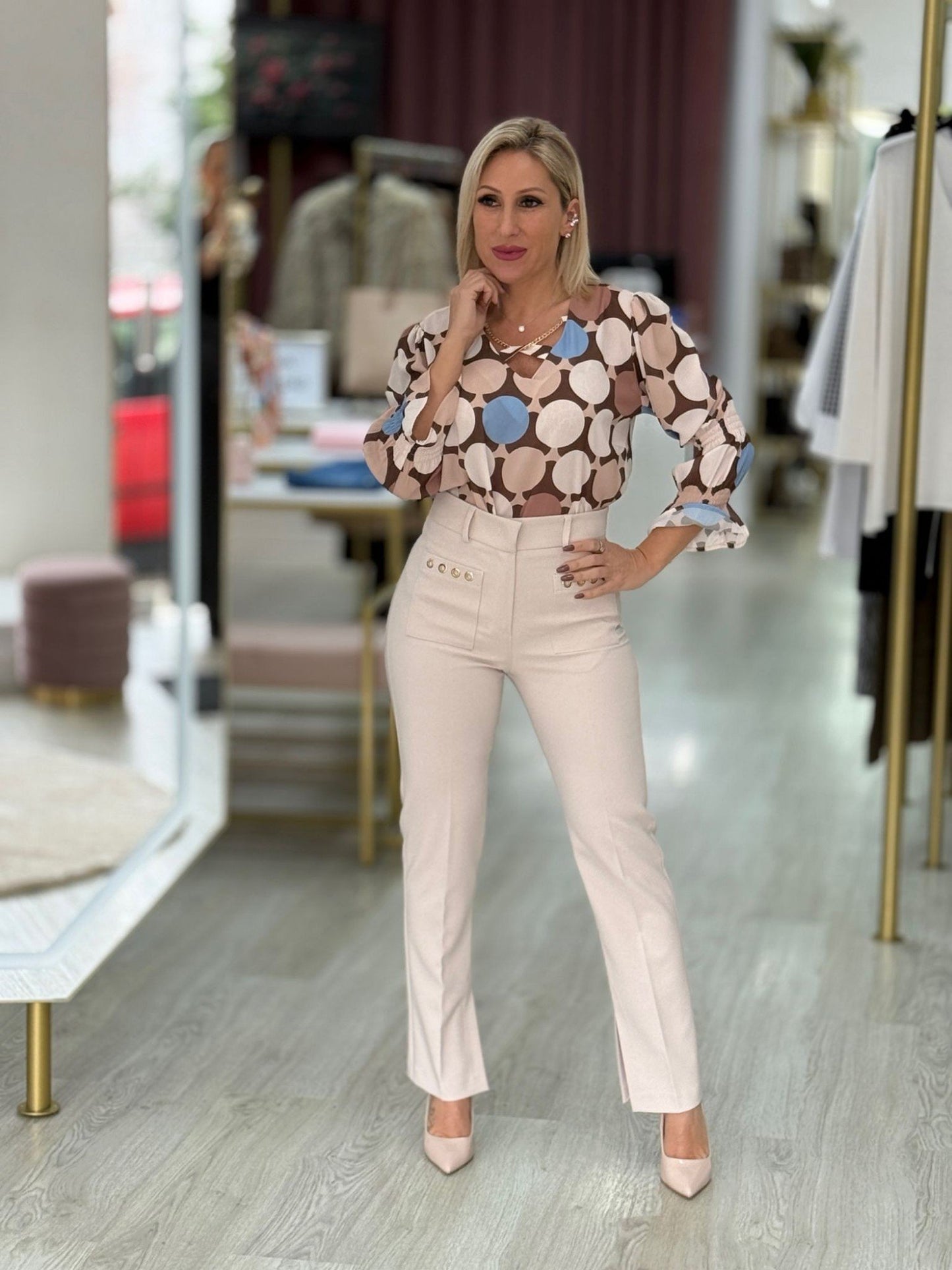 Calças creme com ilhós