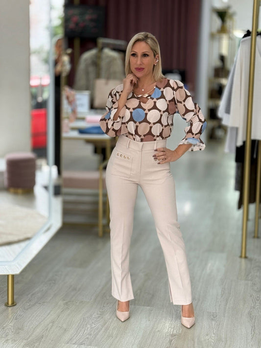 Calças creme com ilhós