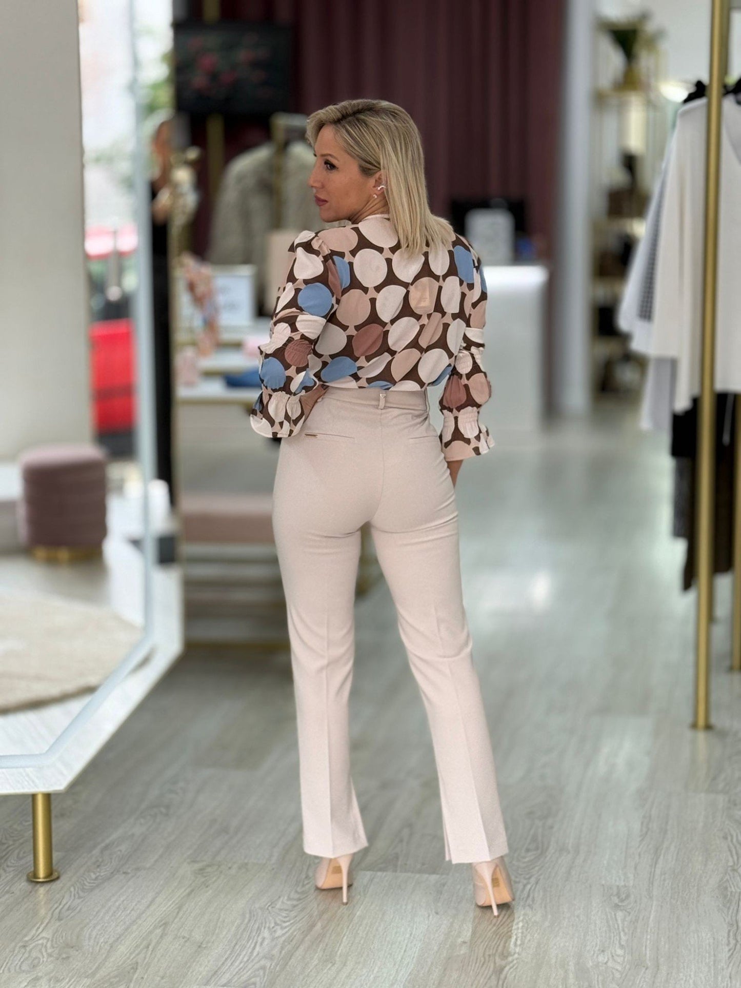 Calças creme com ilhós