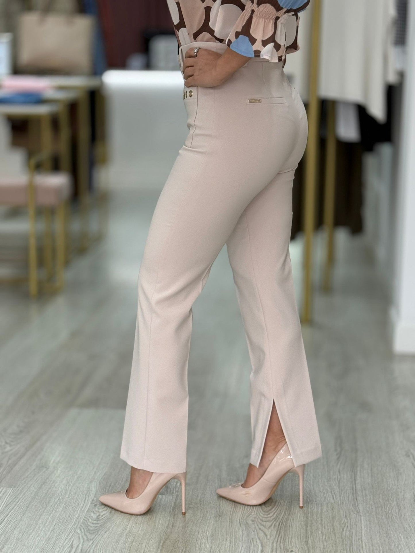 Calças creme com ilhós