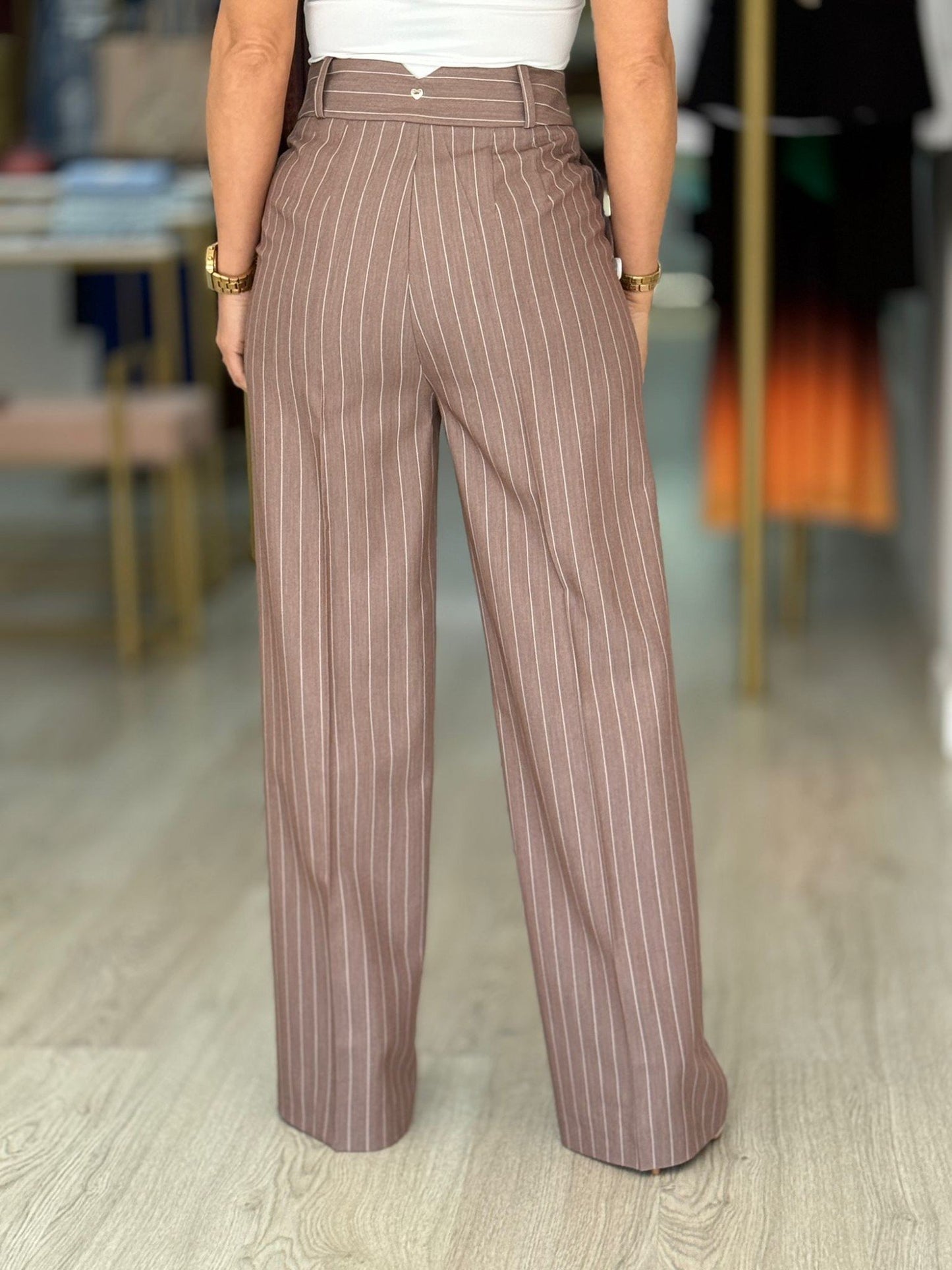 Calças risca diplomática