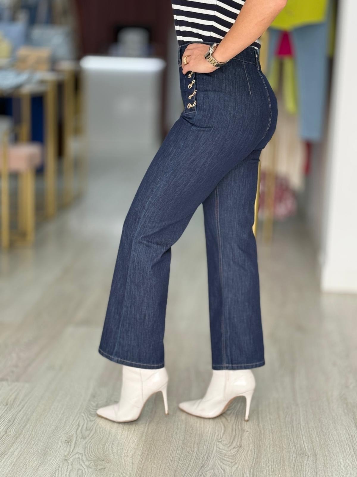 Calças de ganga correntes douradas