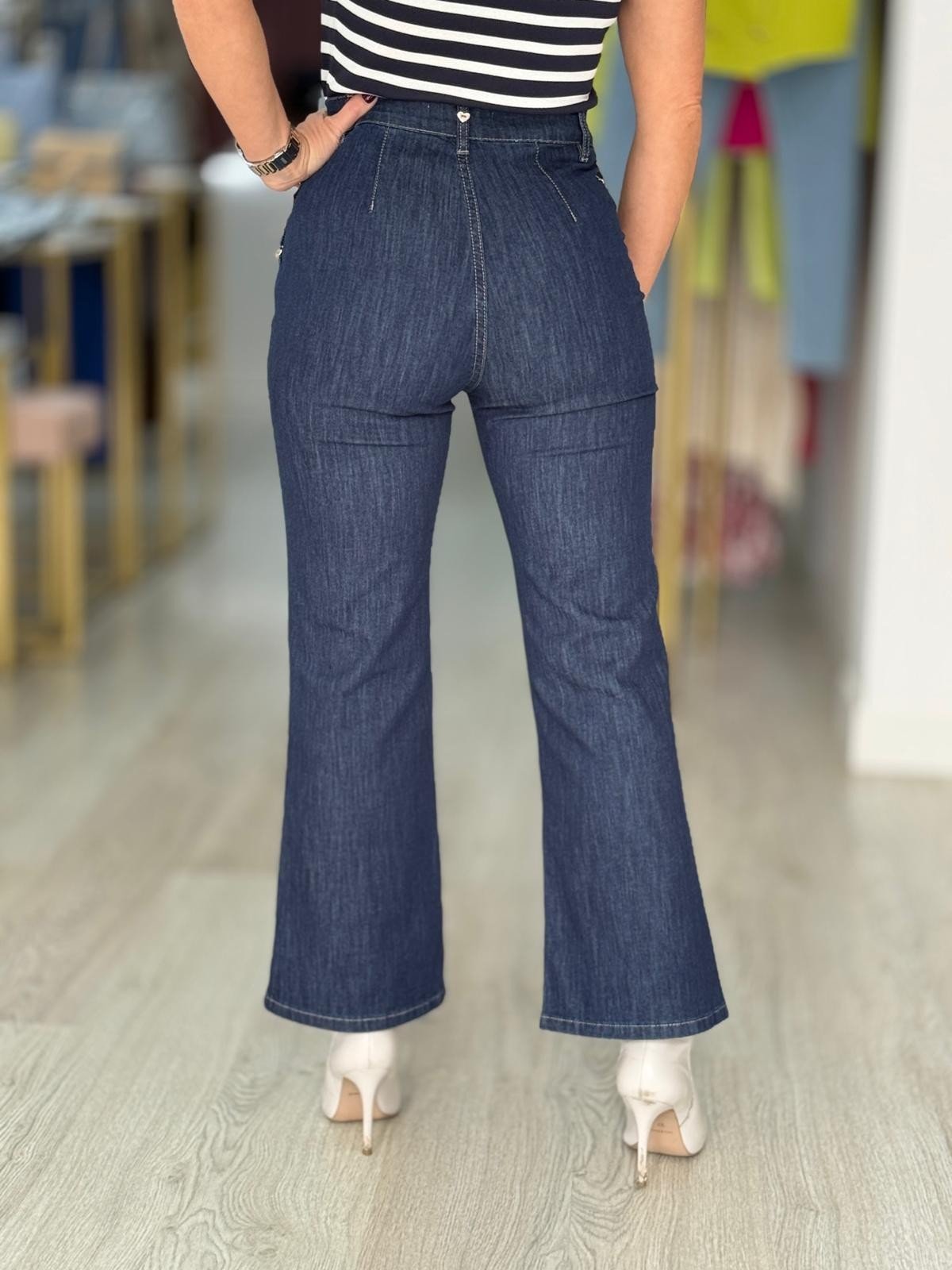 Calças de ganga correntes douradas