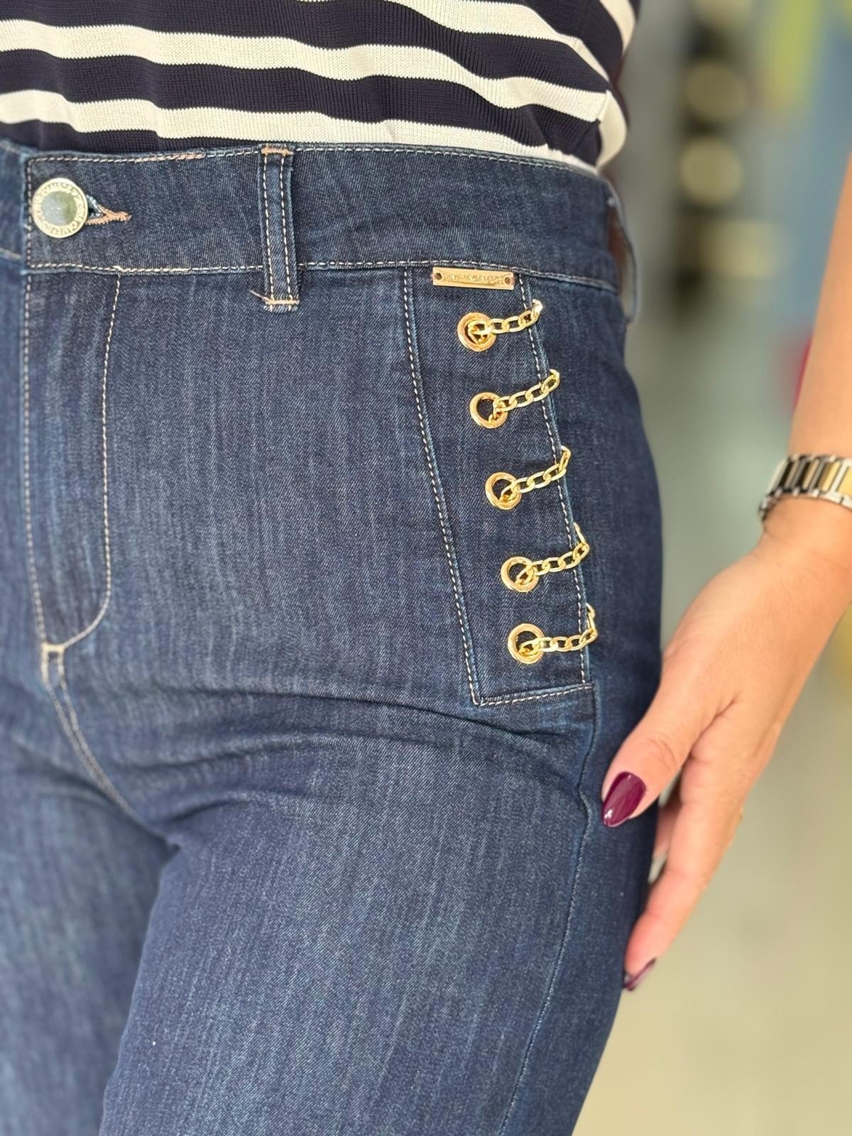 Calças de ganga correntes douradas