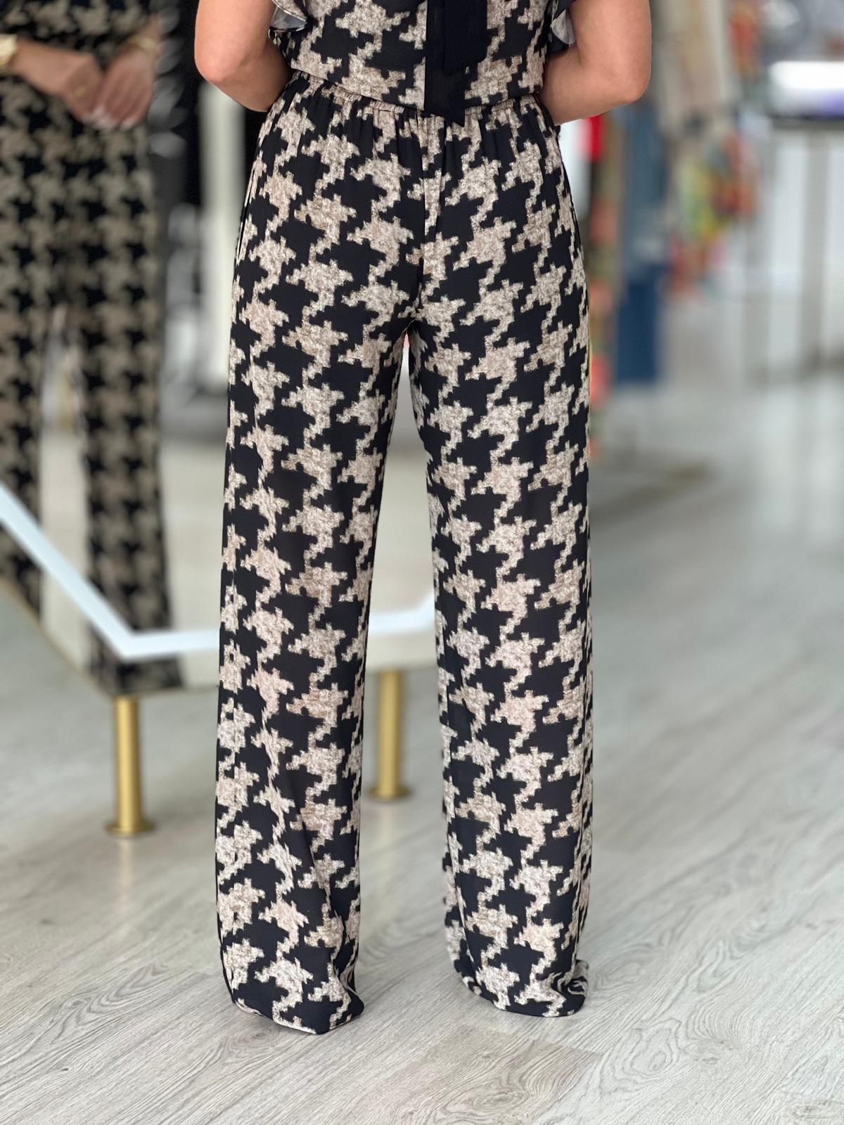 Calça pantalona estampada com cinto elástico