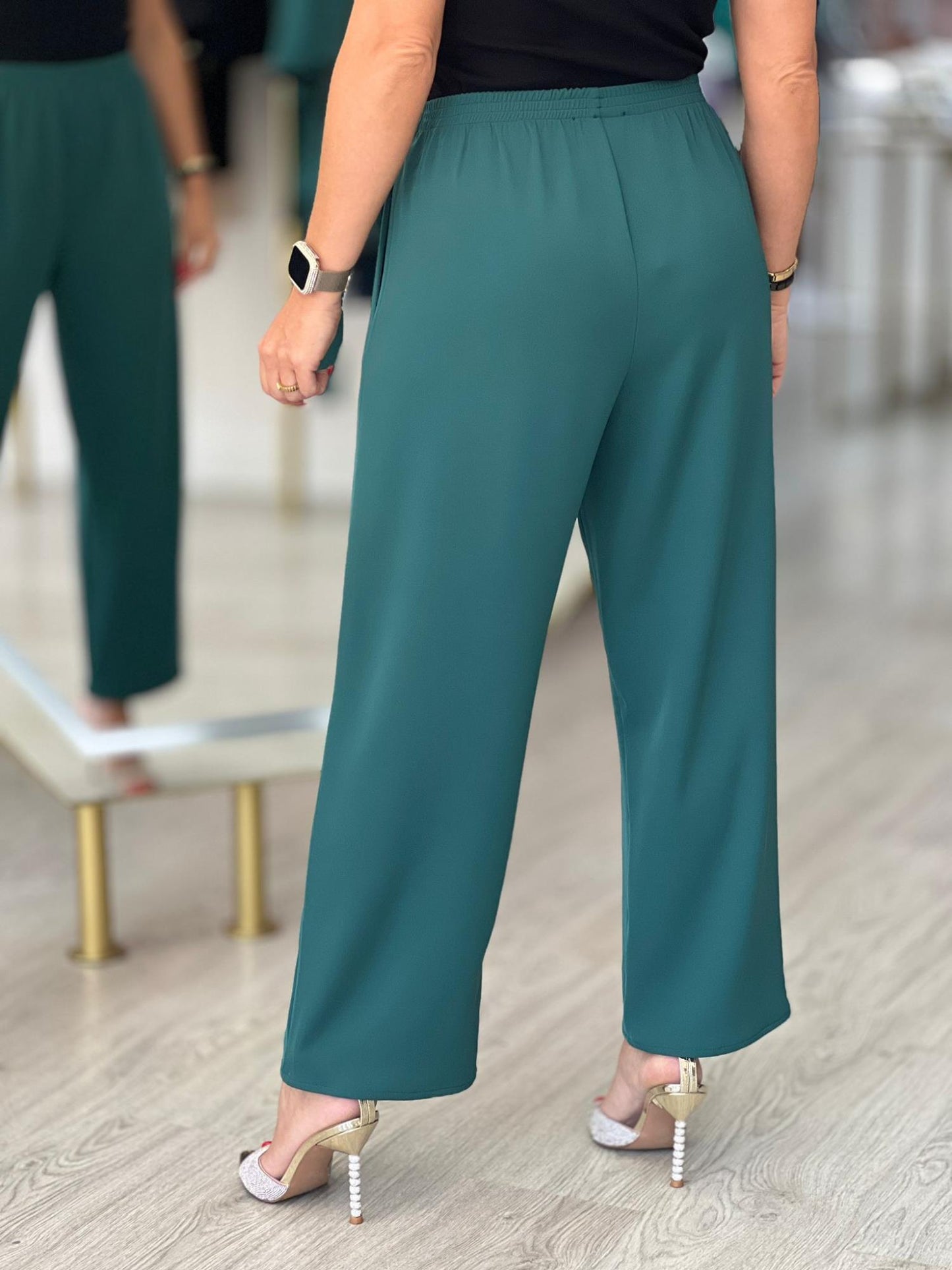 Calça culotte fluida com cinto elástico