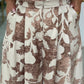 Calça wide leg com cintura subida e pregas frontais