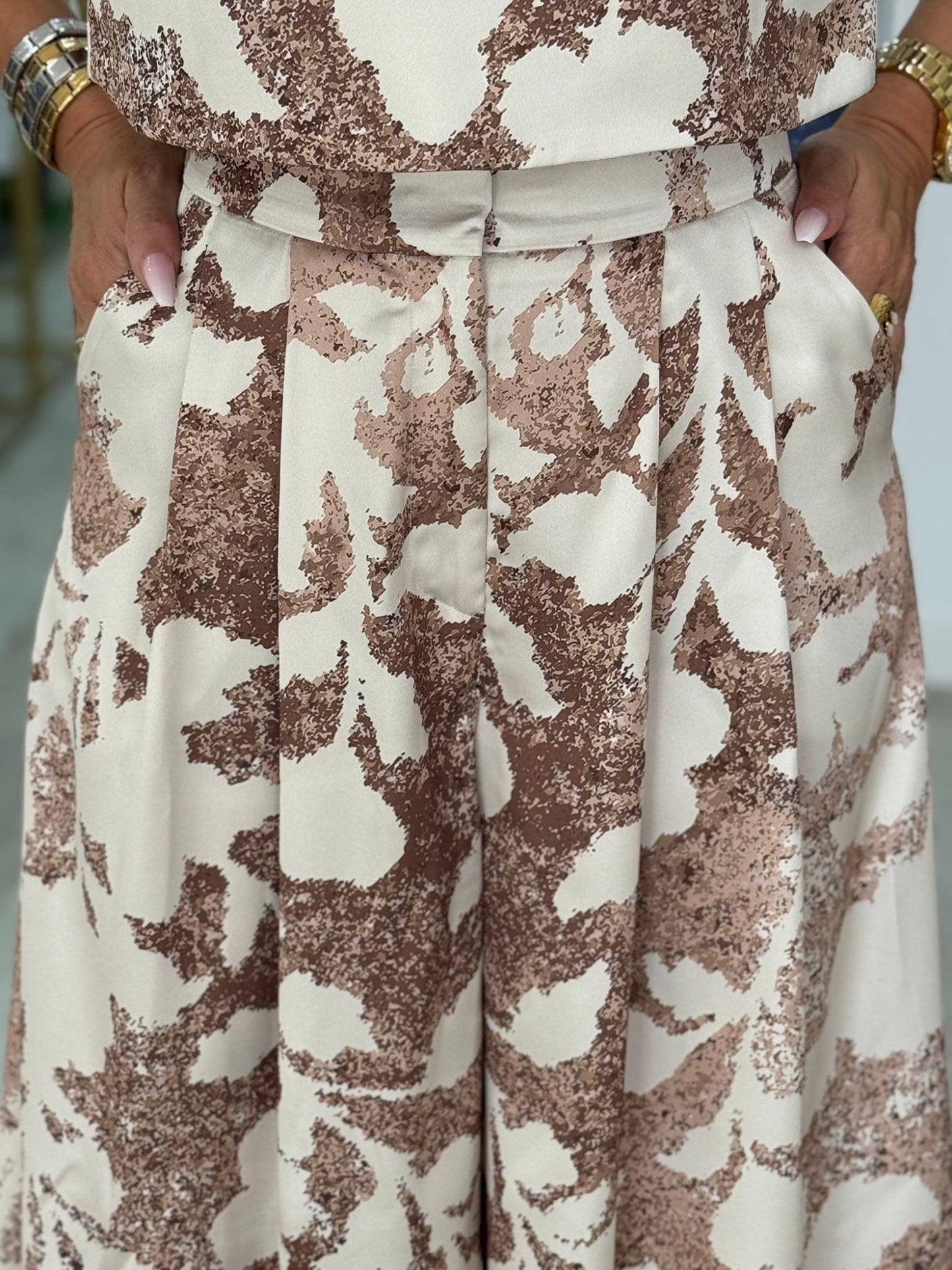 Calça wide leg com cintura subida e pregas frontais