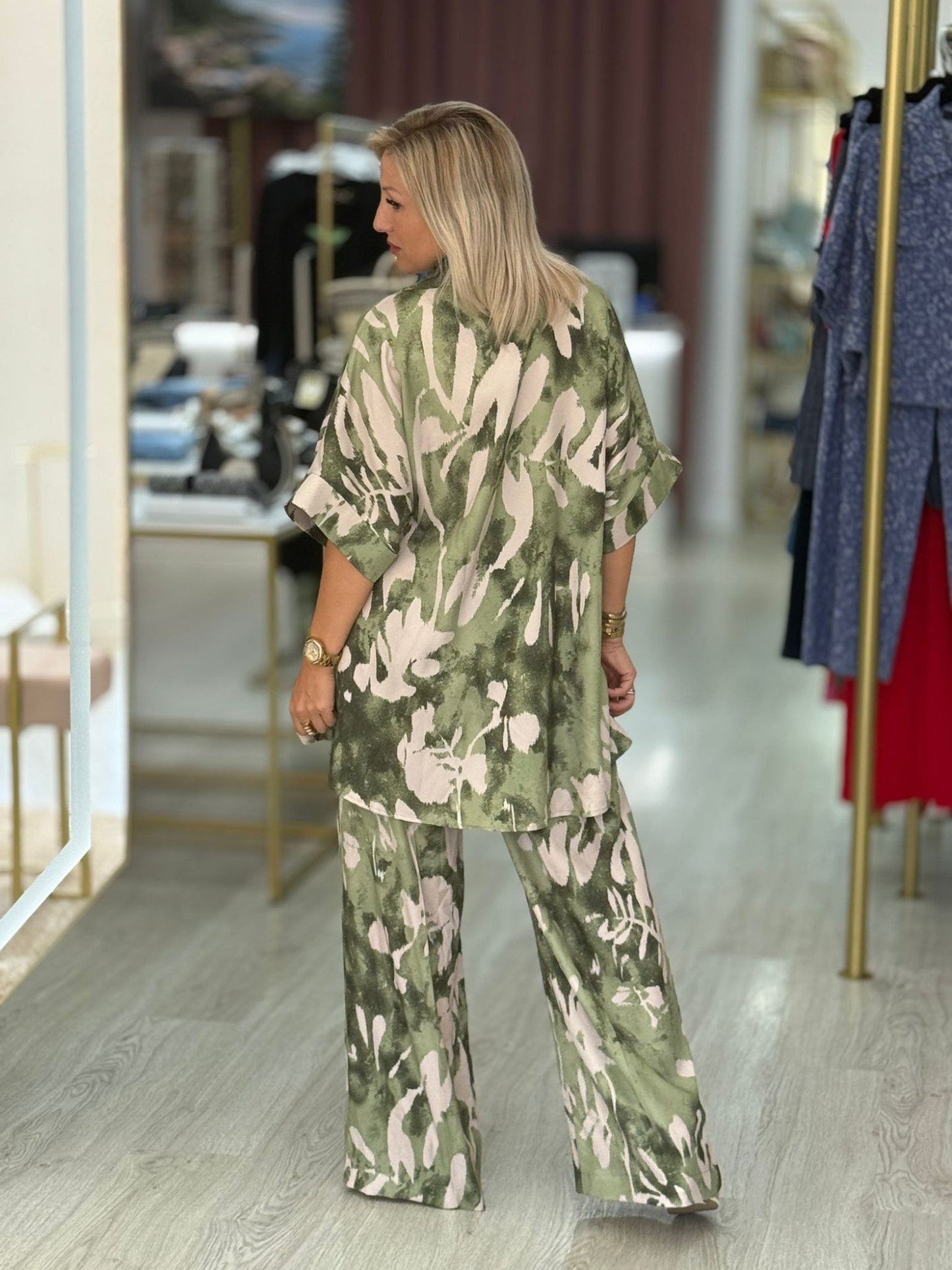Calça wide leg estampada em tecido fluido