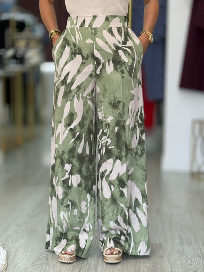 Calça wide leg estampada em tecido fluido