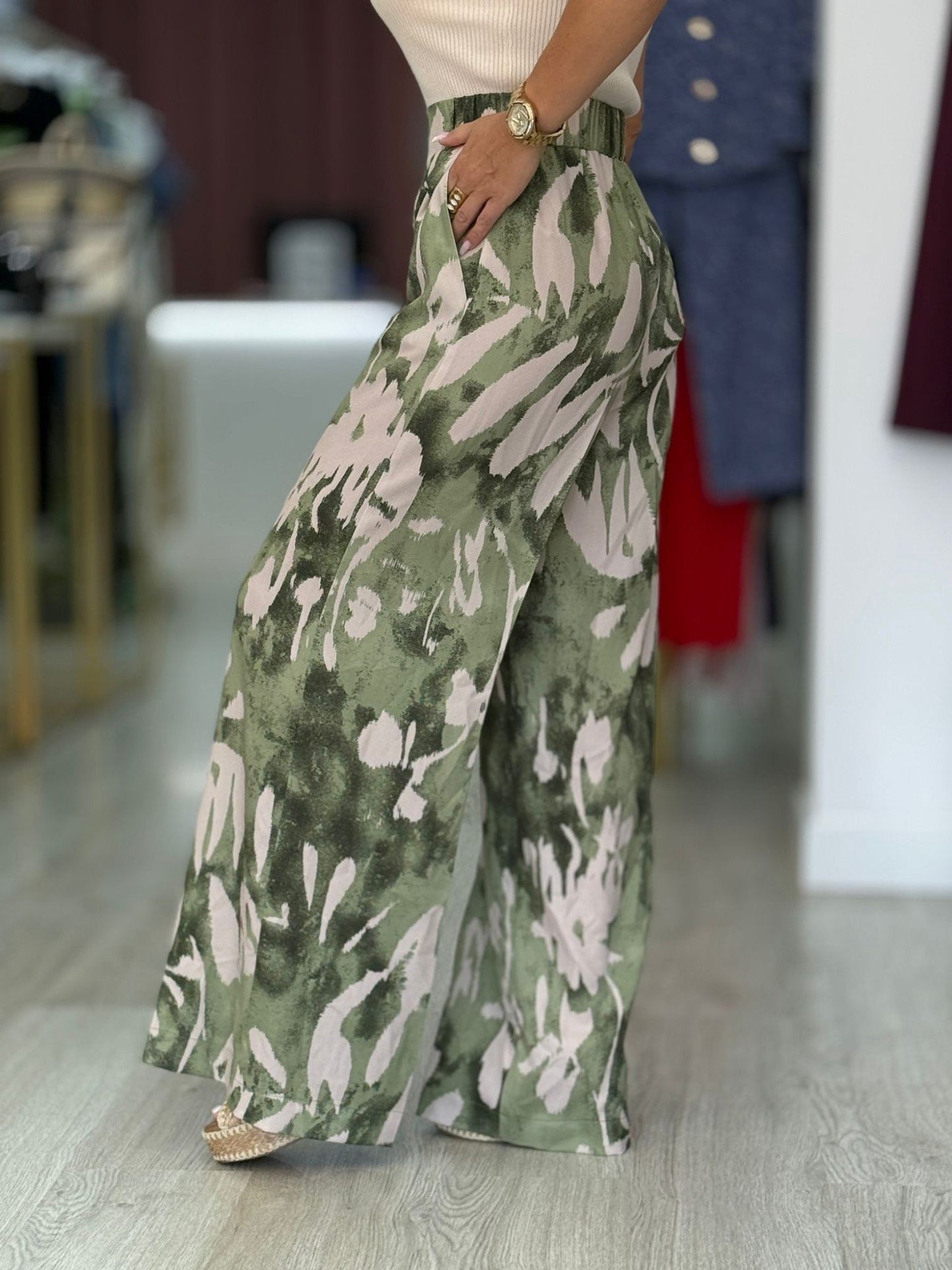 Calça wide leg estampada em tecido fluido
