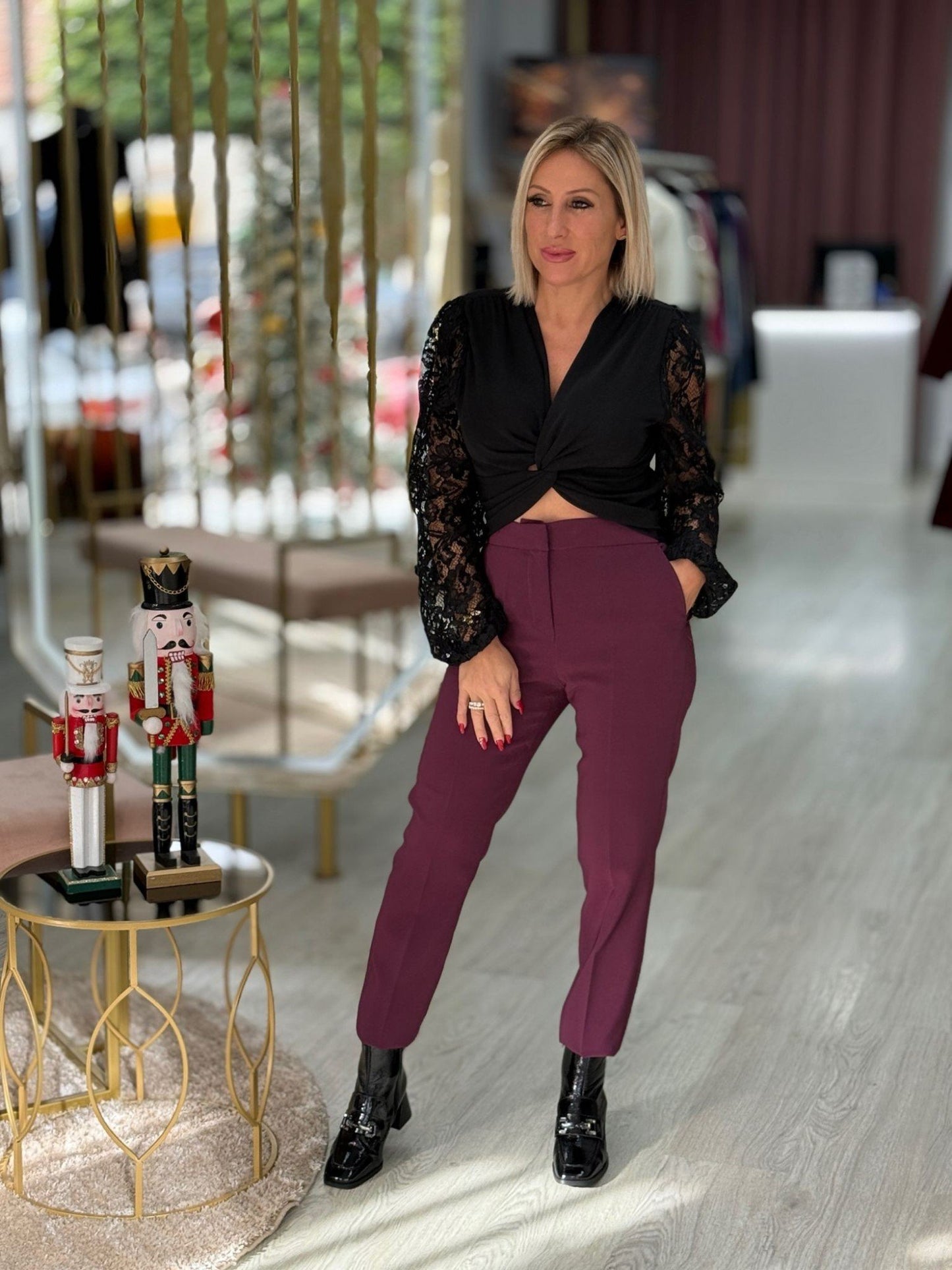 Camisola curta com manga comprida em renda