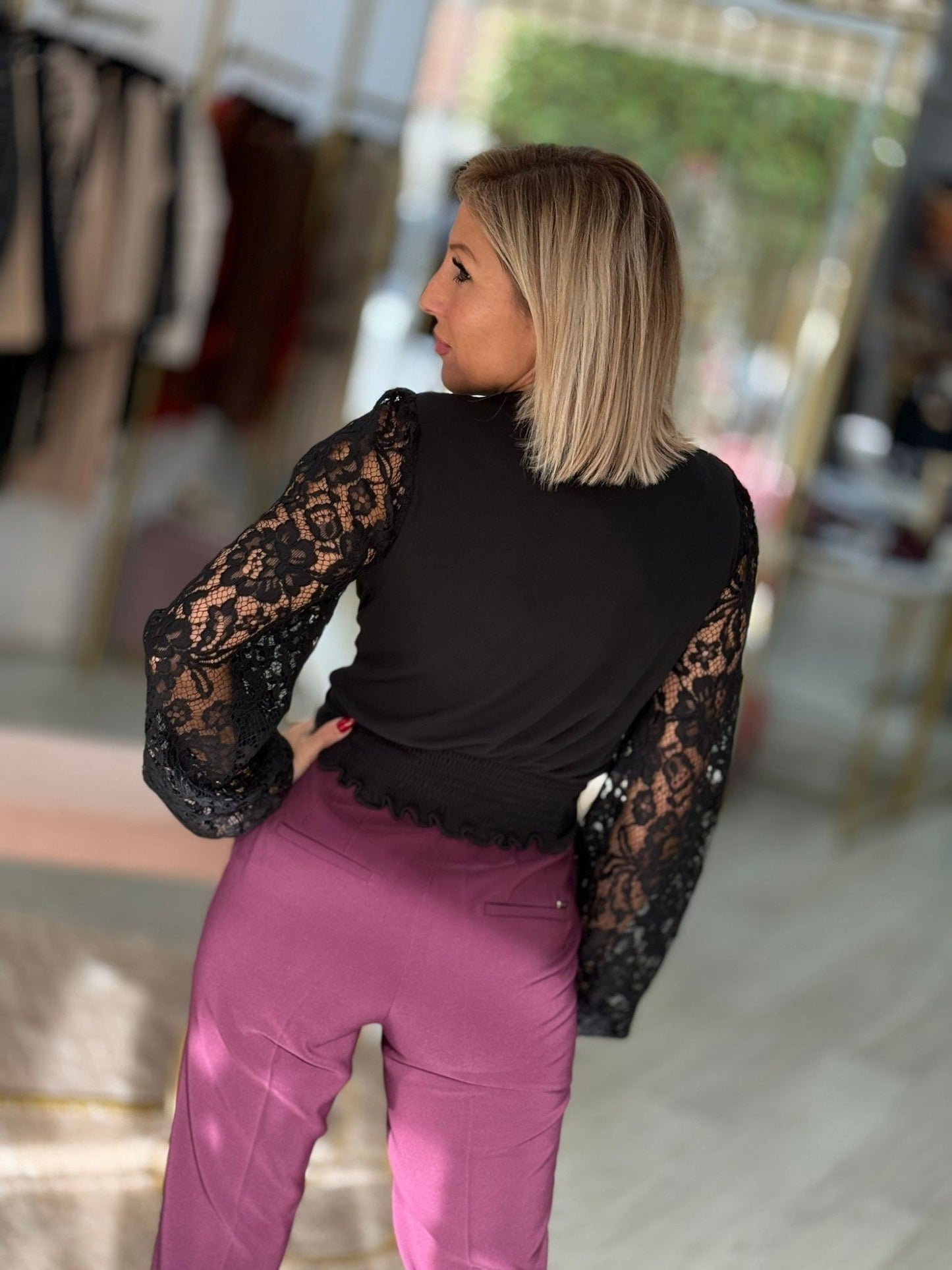 Camisola curta com manga comprida em renda