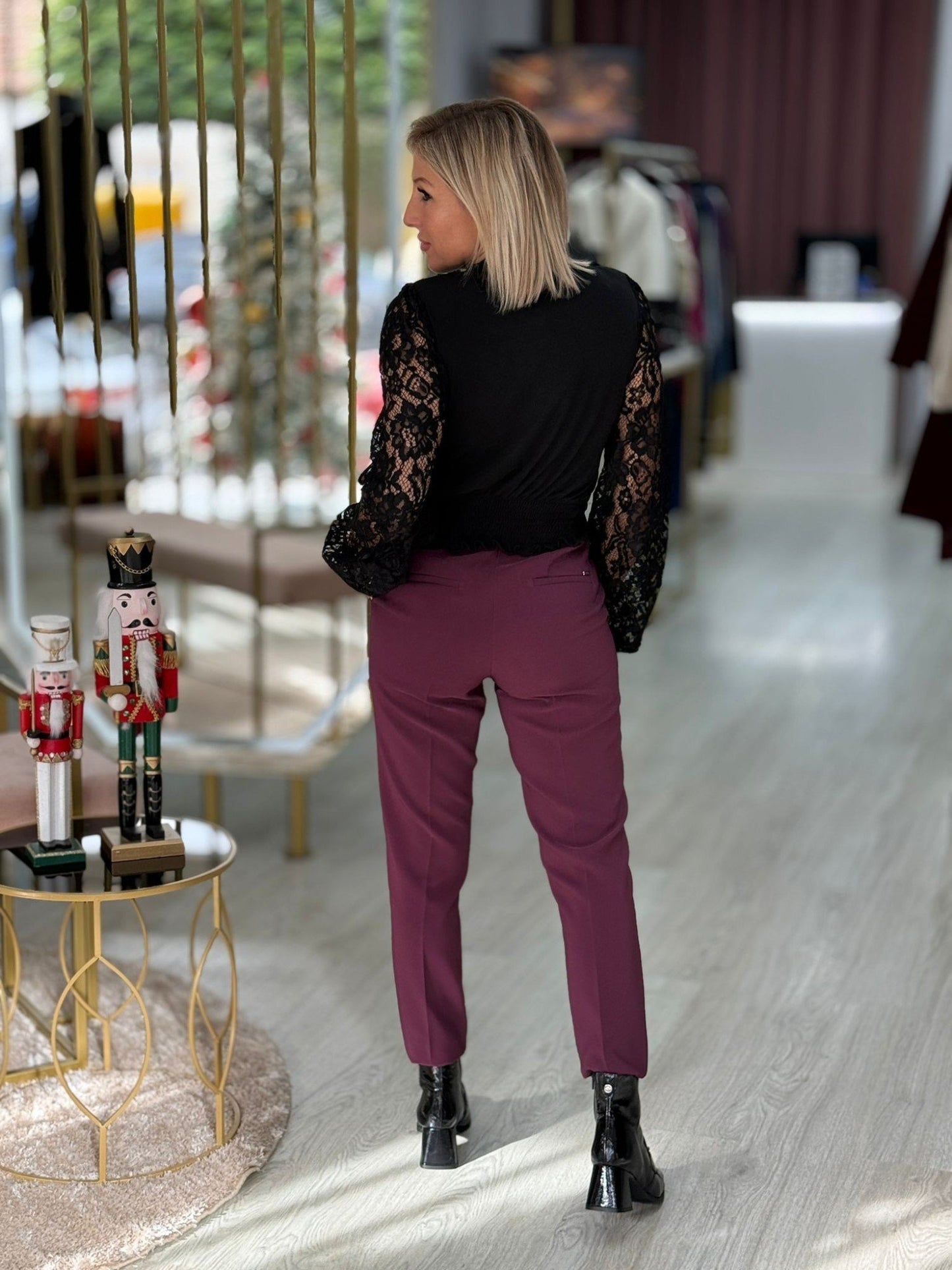 Camisola curta com manga comprida em renda