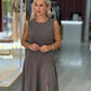Vestido assimétrico com racha frontal