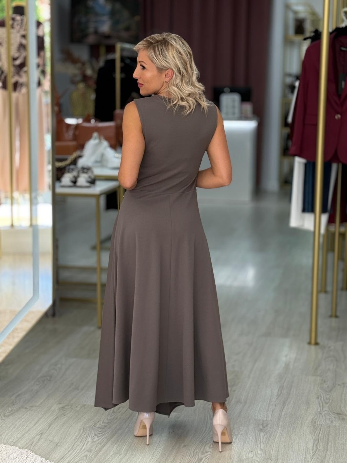 Vestido assimétrico com racha frontal