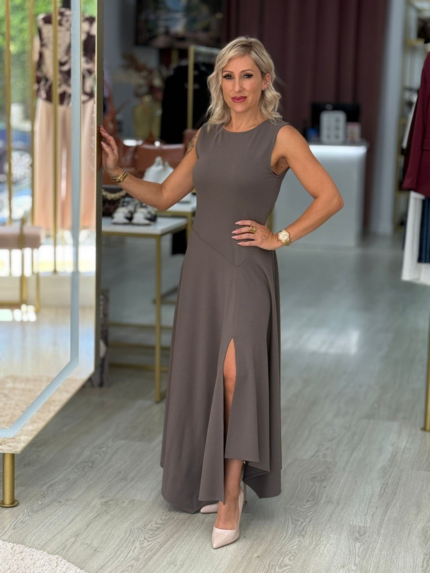 Vestido assimétrico com racha frontal