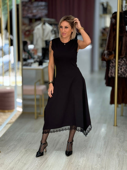 Vestido midi com detalhe em renda