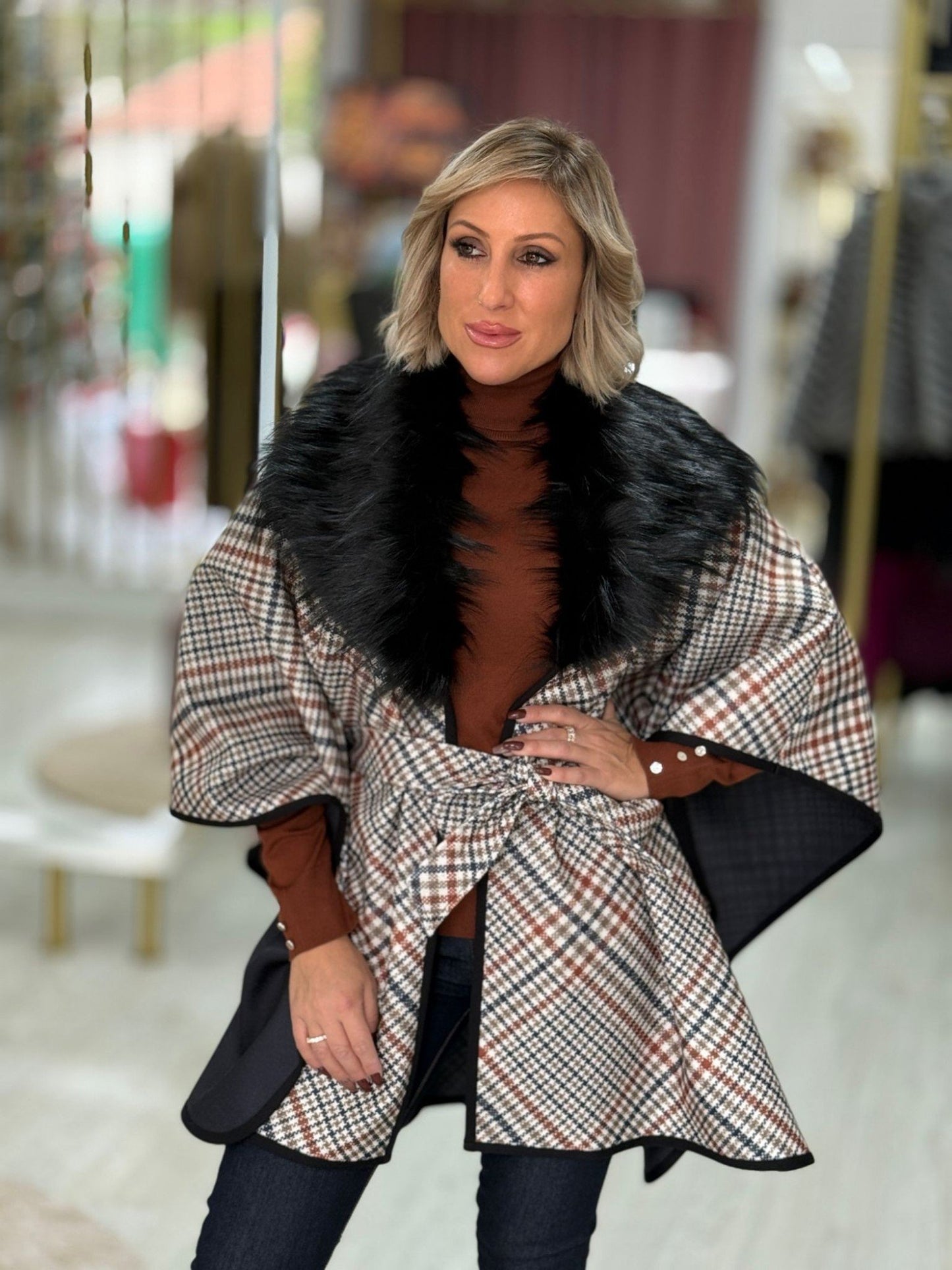 Capa com padrão xadrez e gola de pêlo