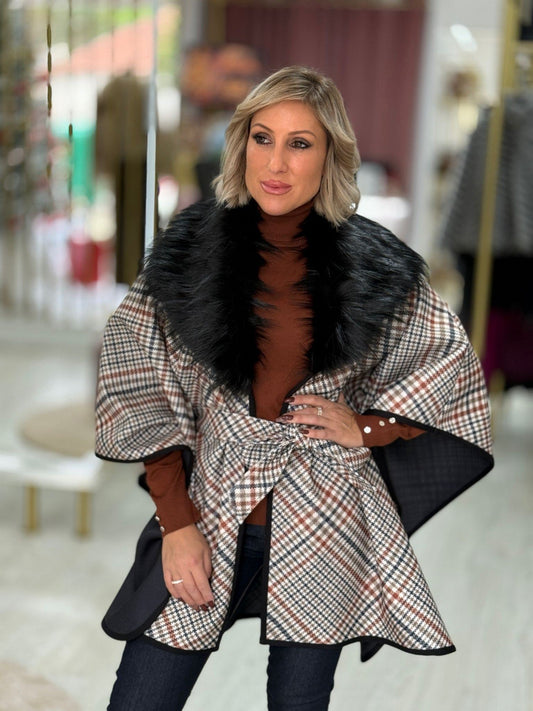 Capa com padrão xadrez e gola de pêlo