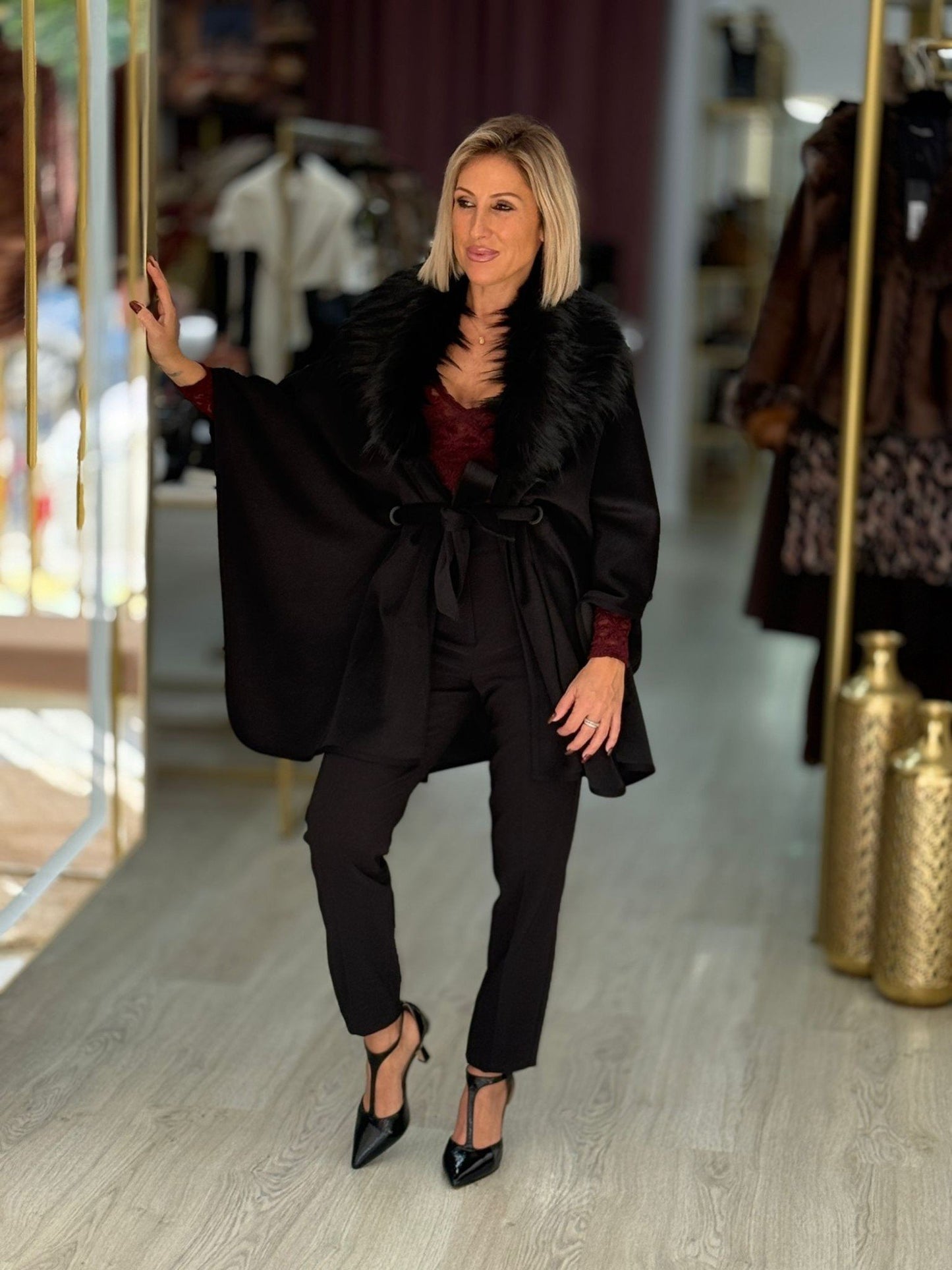 Capa com gola de pelo e cinto (+ cores)