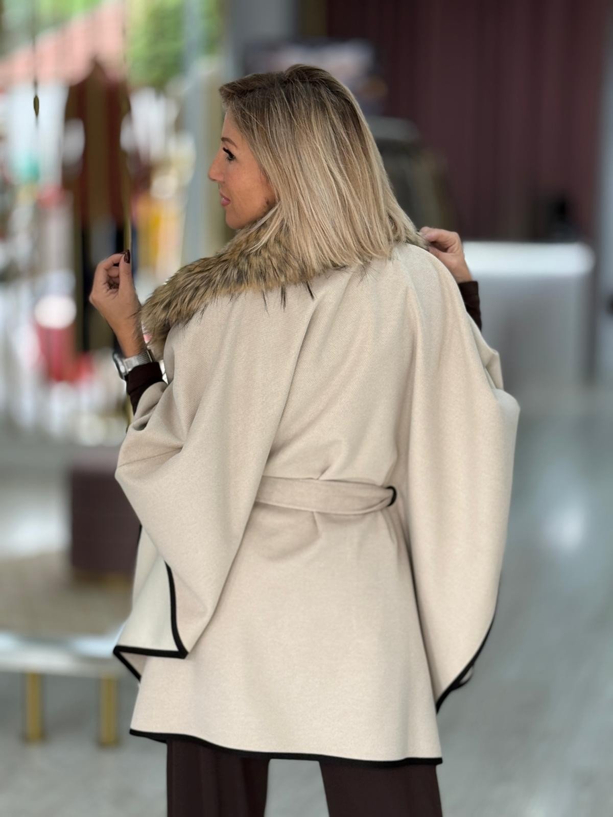 Capa com gola de pelo e cinto (+ cores)