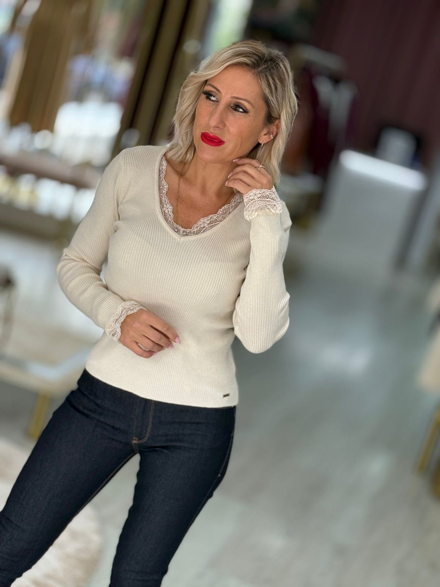 Camisola canelada com detalhe em renda