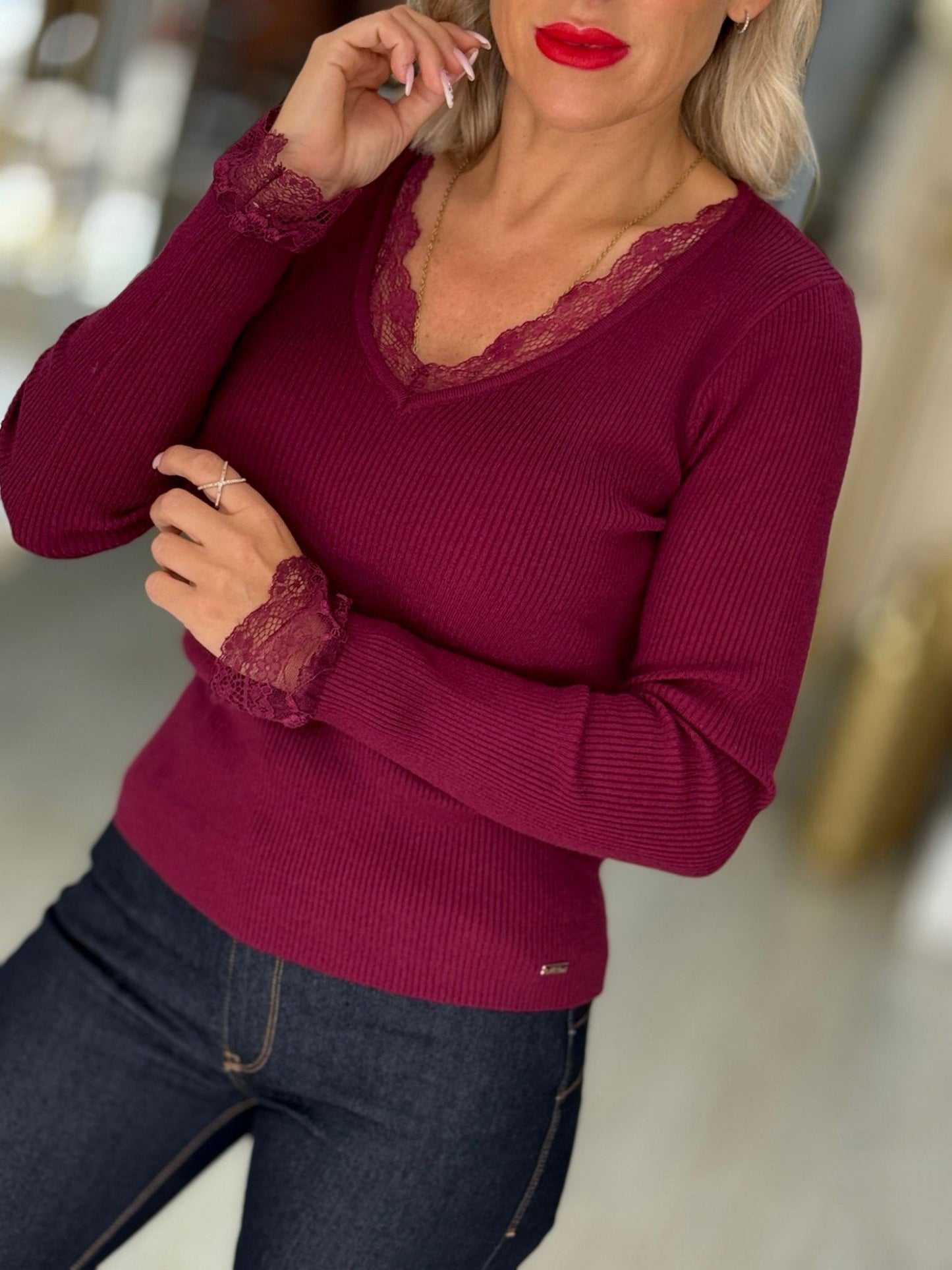 Camisola canelada com detalhe em renda