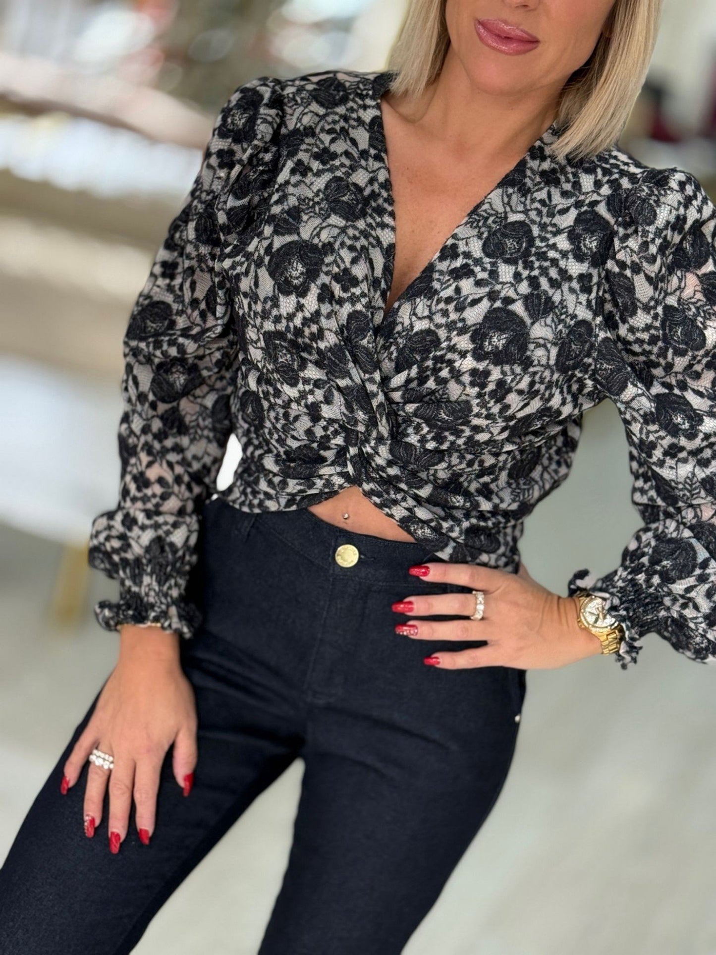 Camisola de detalhe floral e nó frontal