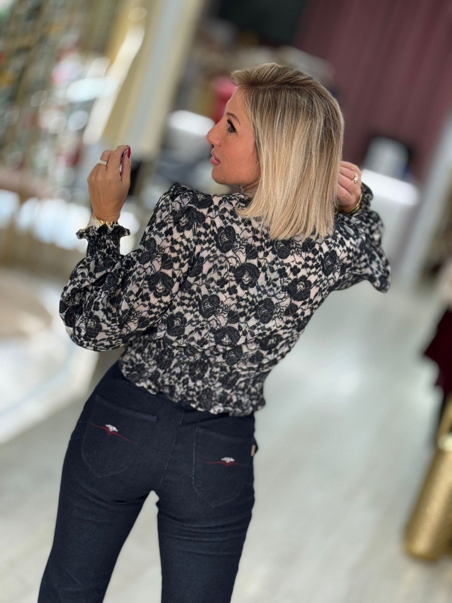 Camisola de detalhe floral e nó frontal