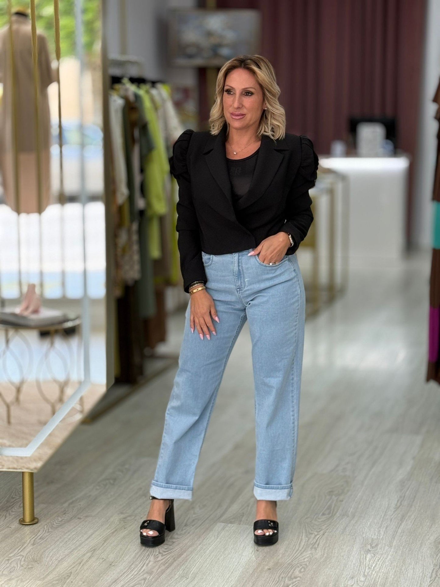 Blazer clássico curto com detalhe de flor