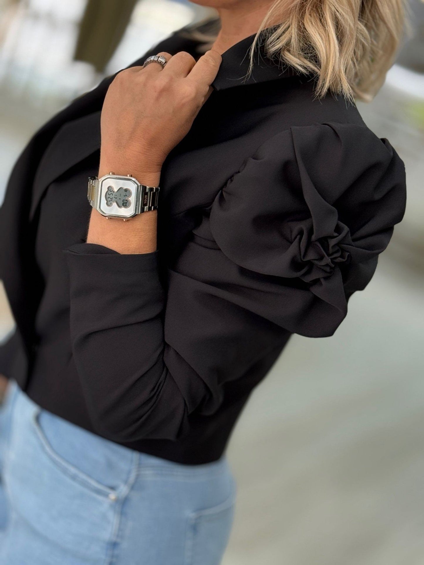 Blazer clássico curto com detalhe de flor