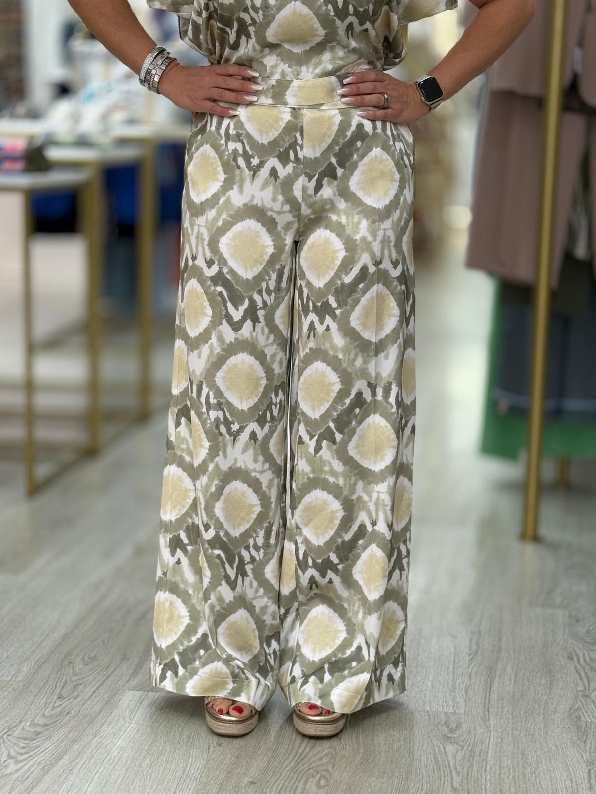 Calça estampada acetinada