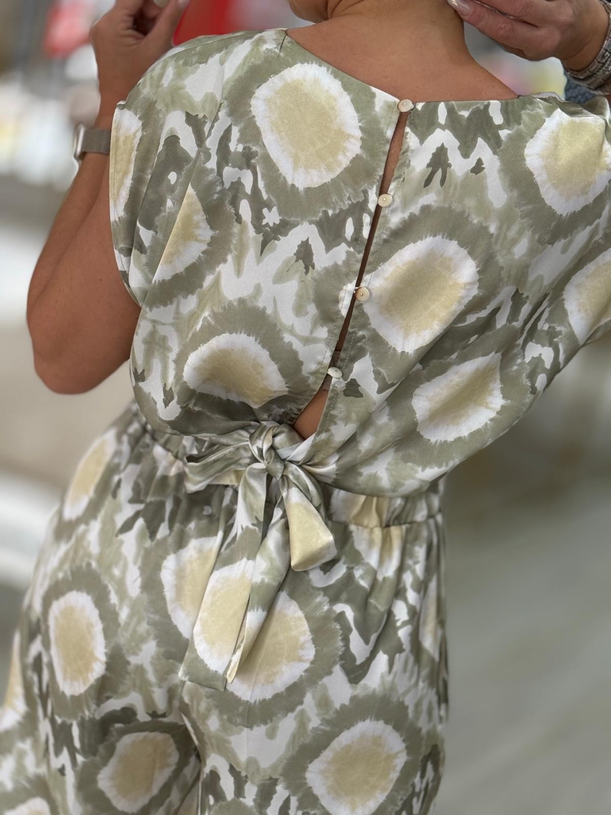 Blusa curta acetinada estampada